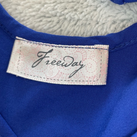 Bright colored freeway tank top with pocket, size small. - Picture 4 of 4